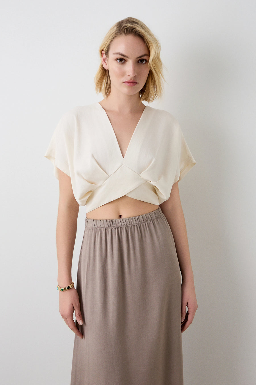 Crop top with short sleeves and pleats creme