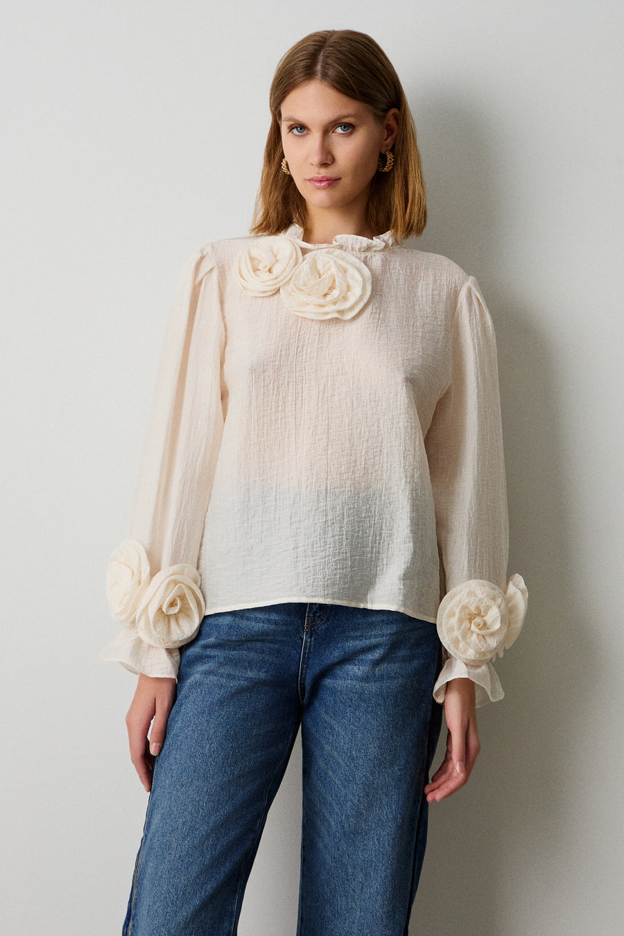 Long sleeves blouse with applique flowers