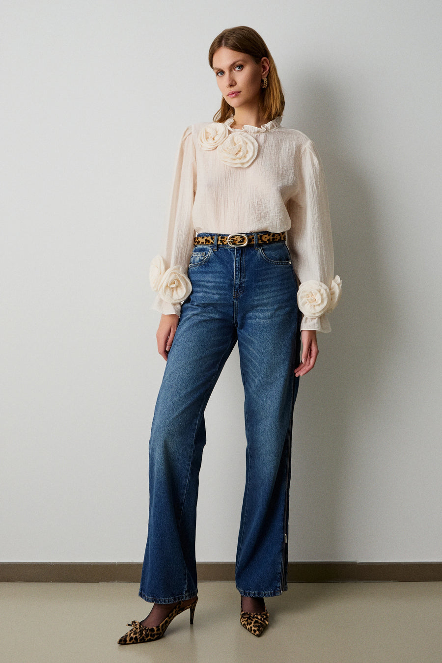 Long sleeves blouse with applique flowers