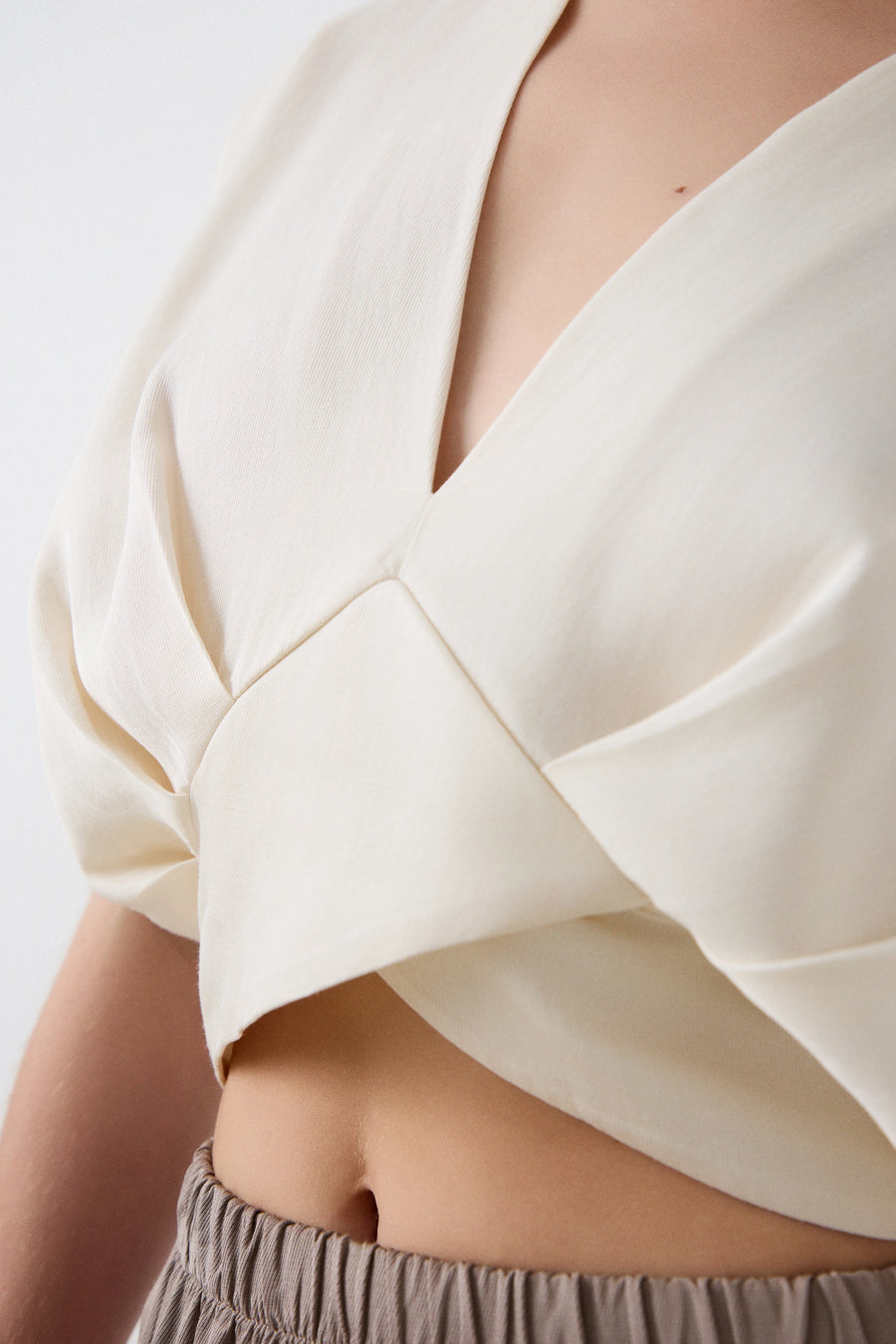 Crop top with short sleeves and pleats creme