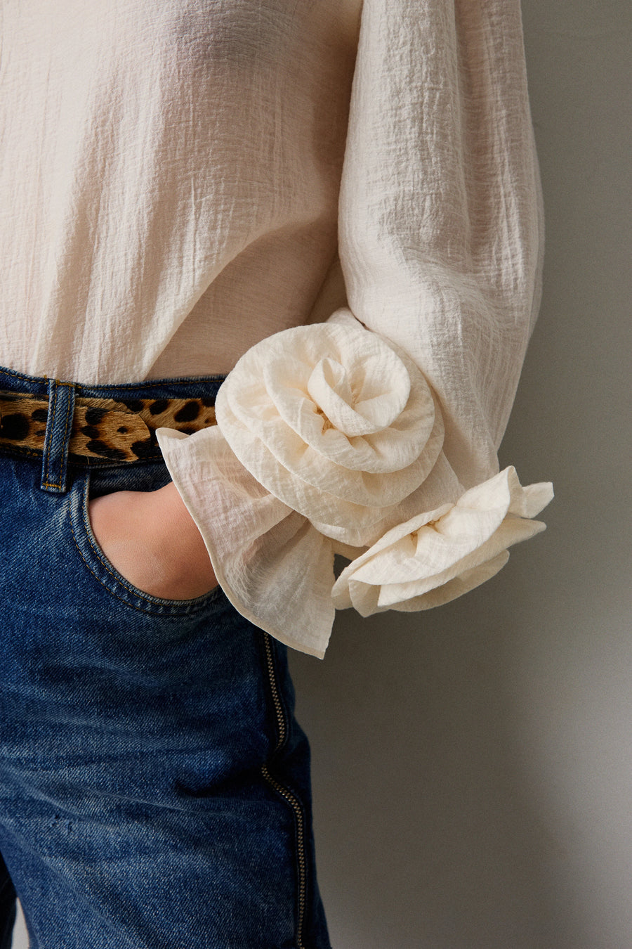 Long sleeves blouse with applique flowers