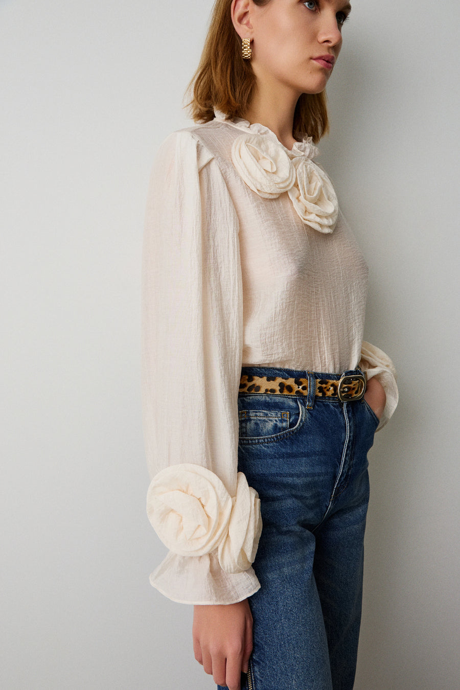 Long sleeves blouse with applique flowers