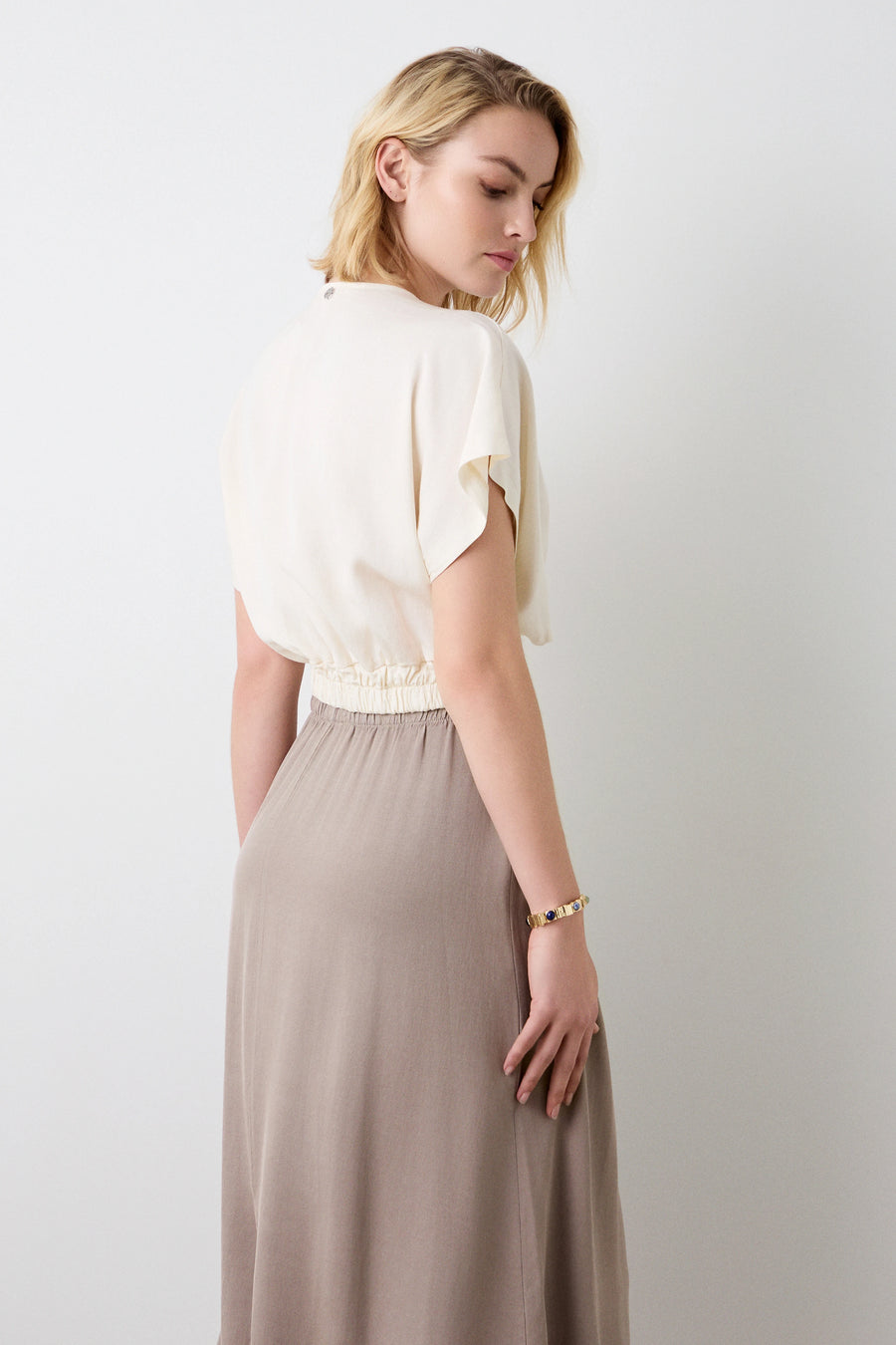Crop top with short sleeves and pleats creme