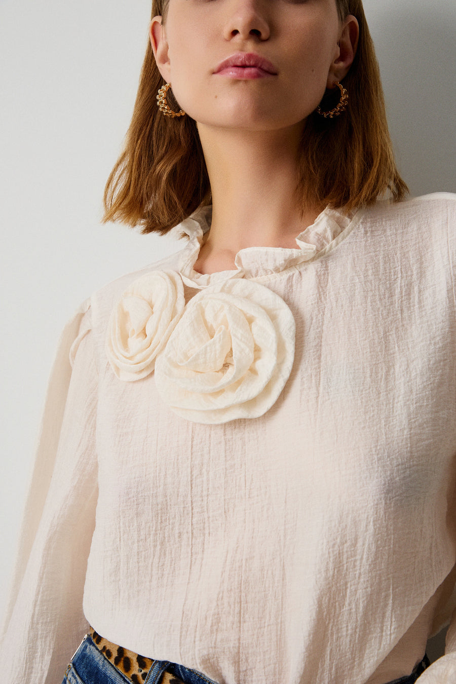 Long sleeves blouse with applique flowers
